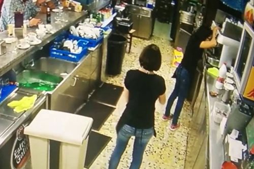 Τύχη ή δεξιότητα; Τα αντανακλαστικά αυτής της σερβιτόρας δεν υπάρχουν