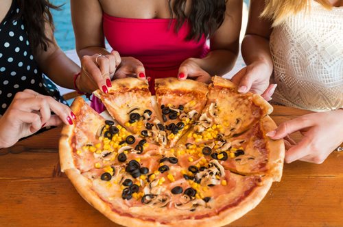 Έτσι φτιάχνονται οι κατεψυγμένες πίτσες. Ένα βίντεο που μας μπερδεύει