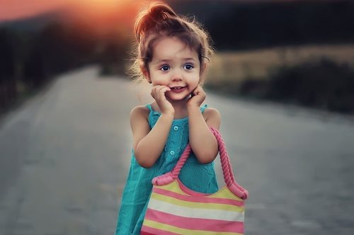 3 τρόποι για να «χτίσετε» την εμπιστοσύνη του ντροπαλού παιδιού σας