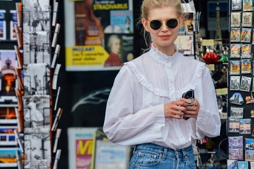 Τζιν μέσα στον καύσωνα; 10 τρόποι να το φορέσεις σωστά (και δροσερά)