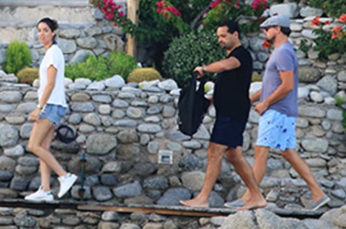 Ο Ντι Κάπριο υμνεί την Ελλάδα μέχρι και στο μαγιό του 