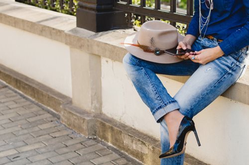 Καλά, τόσα χρόνια γυρίζουμε το ρεβέρ του τζιν μας λάθος; Αν είναι δυνατόν!