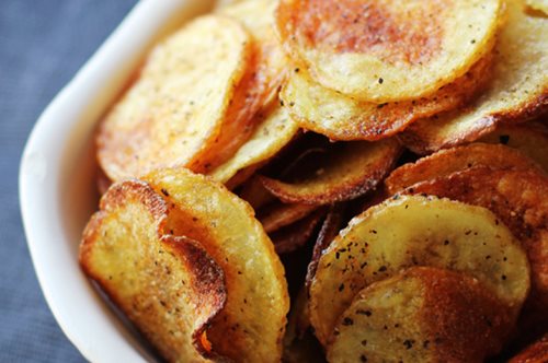 Πώς να φτιάξετε γρήγορα σπιτικά chips στο φούρνο μικροκυμάτων
