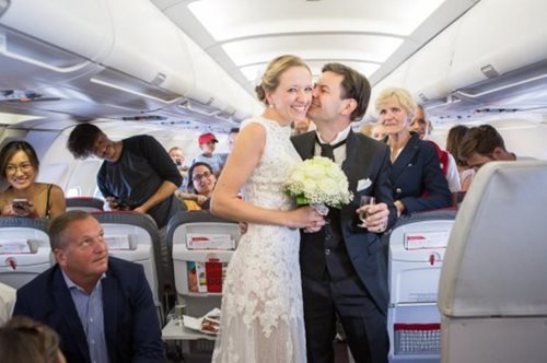 Ο πιο απίθανος γάμος έγινε σε πτήση Βιέννη-Αθήνα