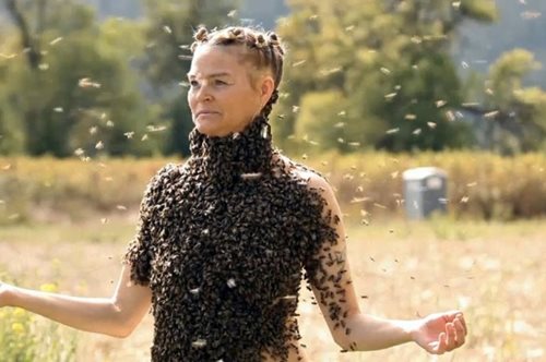 Γυναίκα χορεύει με μπλουζάκι φτιαγμένο από 10.000 μέλισσες