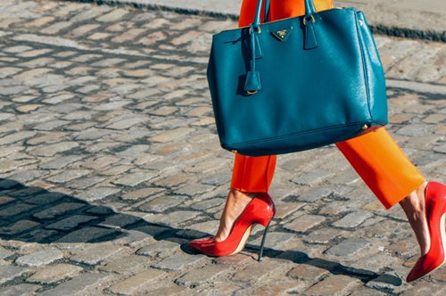 Ο Στάθης Σαμαντάς αναλύει τους 5 λόγους που τα ψηλά τακούνια σε κάνουν θεά