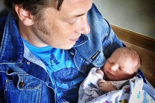 Ο διάσημος σεφ Τζέιμι Ολιβερ μόλις απέκτησε το πέμπτο του παιδί 