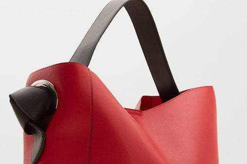 Bρήκαμε την πιο απίθανη τσάντα για το τέλος του καλοκαιριού και κοστίζει 35,99€