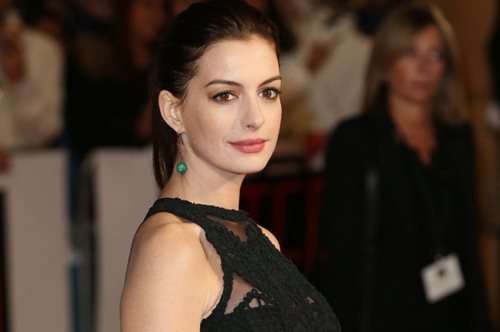 Aν Χάθαγουέι: Γυναίκες αγαπήστε το σώμα σας - Δεν υπάρχει ντροπή στην αύξηση βάρους