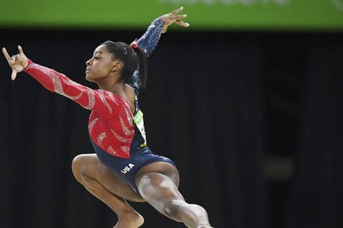 Σαγηνευτική φωτογραφία δείχνει την καταπληκτική συγκέντρωση της Simone Biles στη δοκό