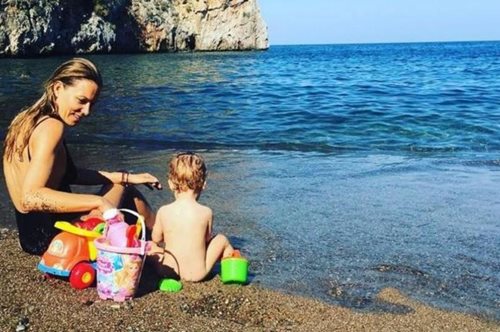 Σε ποιον κίνδυνο έχει εκθέσει η Καγιά την κόρη της σε αυτή τη φωτογραφία;