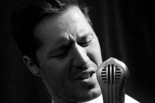 Ο τραγουδιστής Αδάμ Τσαρούχης απαντά στο ερωτηματολόγιo του Woman TOC