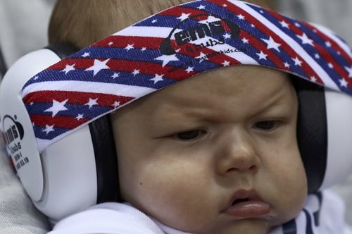 Γιατί το internet δε μπορεί να πάρει τα μάτια του από τον απίστευτο γιο του Μάικλ Φελπς 