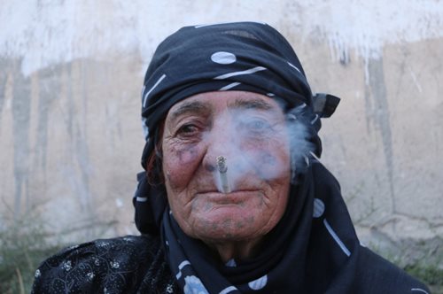 Γυναίκες καίνε τις μπούργκες τους όταν η πόλη τους απελευθερώνεται από τον ISIS