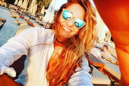 Βρήκαμε τι είναι τα φανταστικά γυαλιά της Βίκυς Κουλιανού - Ελληνικά και ξύλινα