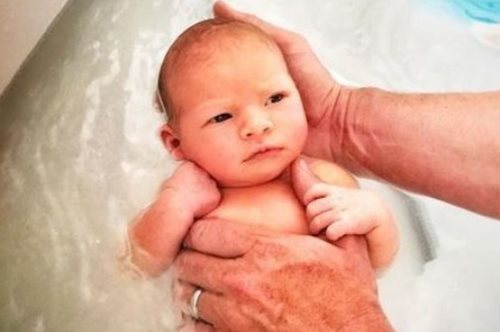 H στοργική φωτοτογραφία του Τζέιμι Όλιβερ με τον γιο του στο μπάνιο