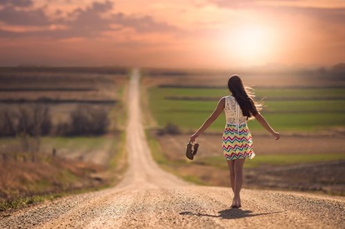 Ο Στάθης Σαμαντάς μας εξηγεί γιατί νιώθουμε την απόλυτη ευτυχία όταν περπατάμε ξυπόλυτοι