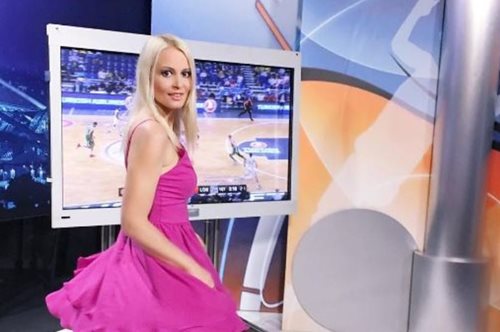 Η δημοσιογράφος της ΕΡΤ που πήρε συνέντευξη από τον Πετρούνια ξυπόλυτη