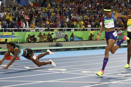 Aθλήτρια κατέκτησε το χρυσό με βουτιά στον τερματισμό