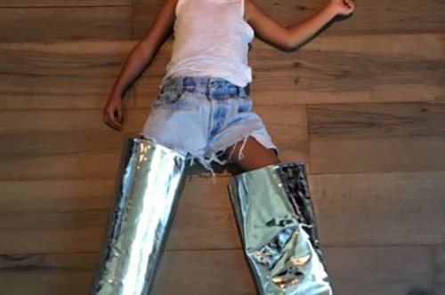 H κόρη της Κιμ Καρντάσιαν φορά τις επικές μπότες της μητέρας της