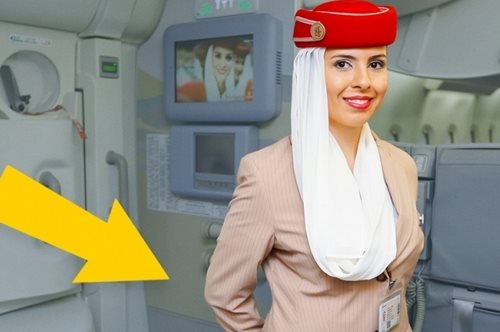 Ο απίθανος λόγος που οι αεροσυνοδοί έχουν τα χέρια τους πίσω κατά την επιβίβαση