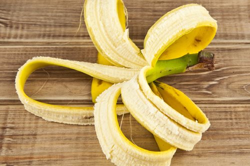 4 χρήσεις της μπανανόφλουδας που σίγουρα δεν είχατε φανταστεί. Μην την πετάξετε