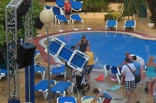 Aπίστευτο σπριντ από πελάτες ξενοδοχείου για να καβατζώσουν θέση στην πισίνα