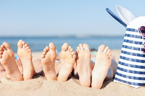 Σκληρές και σκασμένες φτέρνες; Όχι πια. 5 τοπ προϊόντα για βελούδινα πόδια