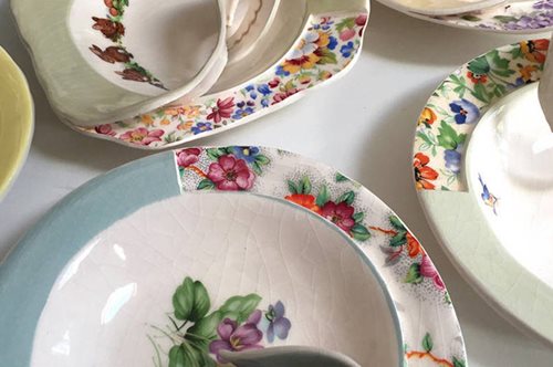 Aυτά τα λουλουδένια, πορσελάνινα πιατάκια θα σας ξετρελάνουν