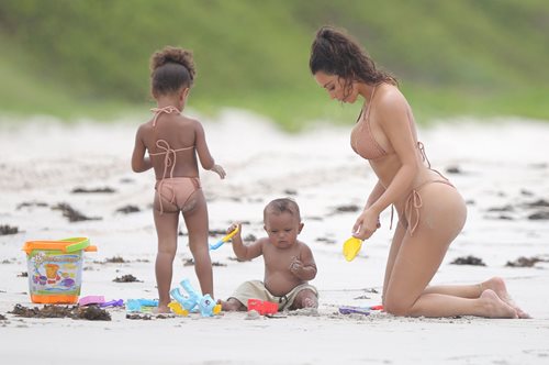 H Κιμ Καρντάσιαν ποζάρει υπερήφανα με μαγιό επιδεικνύοντας το νέο της σώμα 