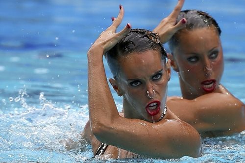 Δεν θα πιστεύετε τι βάζουν στα μαλλιά τους οι αθλήτριες της συγχρονισμένης κολύμβησης