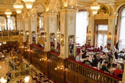 Η εξωπραγματική πολυτέλεια του New York cafe στη Βουδαπέστη