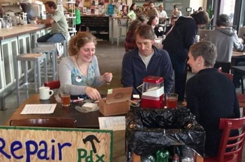 Άνοιξε το πρώτο repair cafe στην Ελλάδα και βρίσκεται στην Πάτρα. Επισκευές και freddo πάνε μαζί