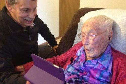 Anna Stoehr: Η γηραιότερη χρήστης ταμπλέτας στον κόσμο