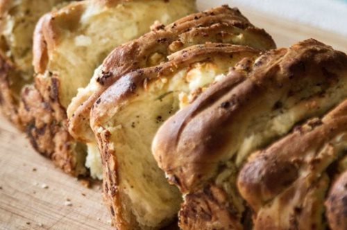 Αυτό το τυρόψωμο του Άκη Πετρετζίκη θα θες να το φτιάχνεις κάθε μέρα