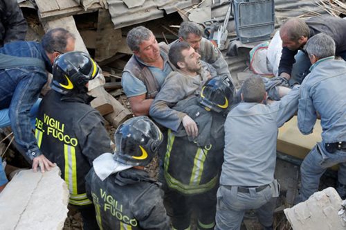 Συγκλονιστικές εικόνες από τον φονικό των 6,2 ρίχτερ στην Ιταλία