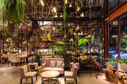 Ένα εστιατόριο στην Μπανγκόκ που κόβει την ανάσα με τους κρεμαστούς του κήπους 