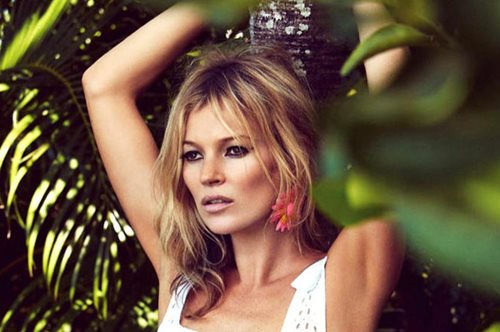 H Kέιτ Μος κάνει διακοπές στην Ύδρα και το απολαμβάνει