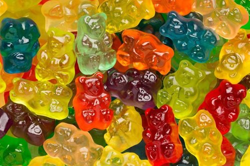 Η αηδιαστική πορεία μιας καραμέλας-ζελέ. Ένα βίντεο που δείχνει ότι η ζελατίνη δεν είναι τόσο αθώα