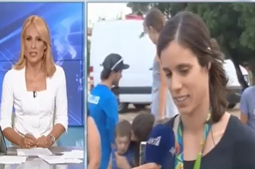 Η Κατερίνα Στεφανίδη φέρνει σε αμηχανία δημοσιογράφο στη μέση του δελτίου