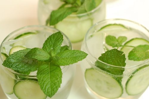 Το ρόφημα με βάση το αγγούρι που καίει το λίπος στην κοιλιά ενώ εσύ κοιμάσαι 