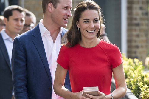 Αυτό το κόκκινο φόρεμα της Κέιτ Μίντλετον ταιριάζει (κυριολεκτικά) σε όλες μας. Να και οι 4 επιλογές