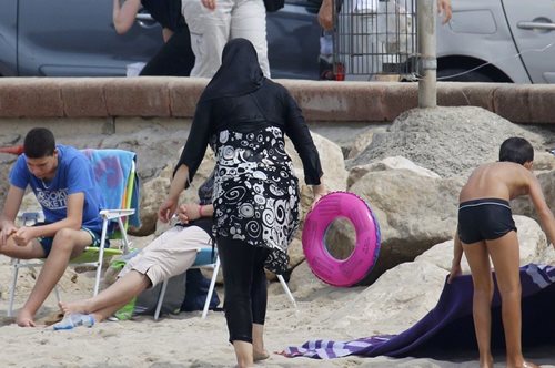 Γαλλία: Aντισυνταγματική η απαγόρευση του μπουρκίνι