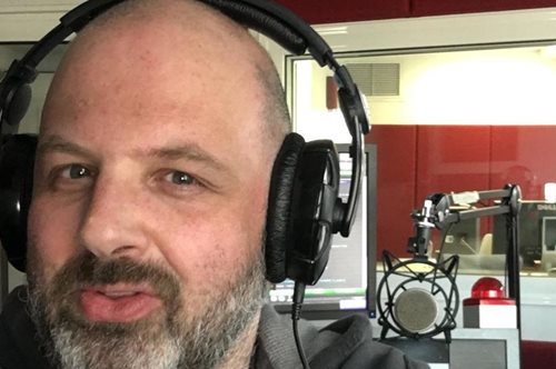 O Kωνσταντίνος Αντωνιάδης του HiΤ 88.9 απαντά στο ερωτηματολόγιο του Woman Toc