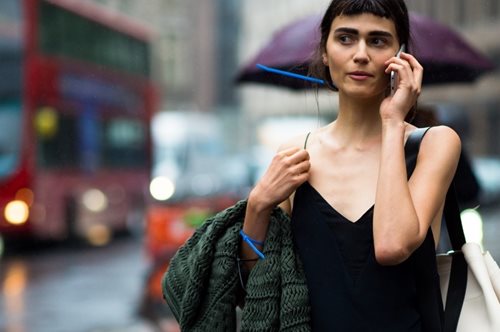 Το μποέμ flat, βελούδινο παπούτσι, που είχαμε φορέσει όλες, κάνει πάλι την έμφάνισή του   