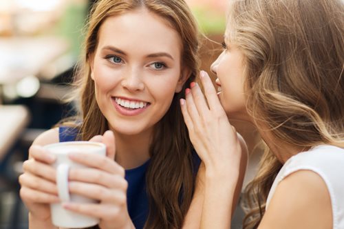 Ποια ζώδια είναι τα πιο αδιάκριτα; Τι λένε; Πως φέρονται; Πως χειρίζονται το κουτσομπολιό; 