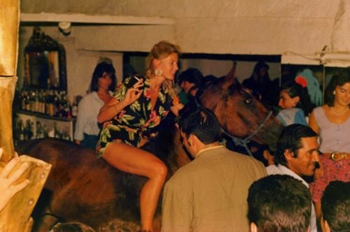 Νύχτες και άγρια ξημερώματα στο θρυλικό κλαμπ Figaro στις Σπέτσες