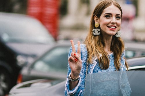 Η blogger που μοιάζει με Barbie έγινε (τελικά) η πρώτη κούκλα Barbie-blogger