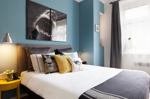 Μια χρωματιστή οικονομική ανακαίνιση με αντικείμενα ΙΚΕΑ 