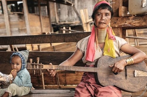 Οι γυναίκες Kayan στη Μιανμάρ με τους τεντωμένους, στολισμένους λαιμούς δεν έχουν επίθετο 